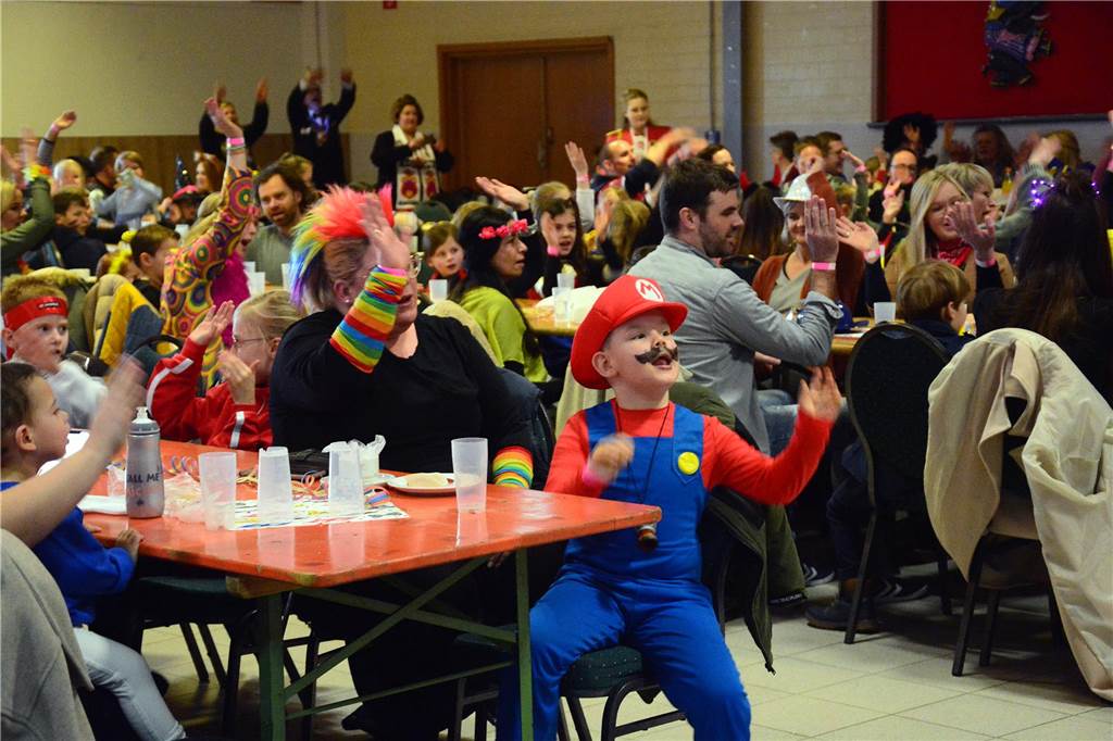 Ein Junge im Super-Mario Kostüm heb