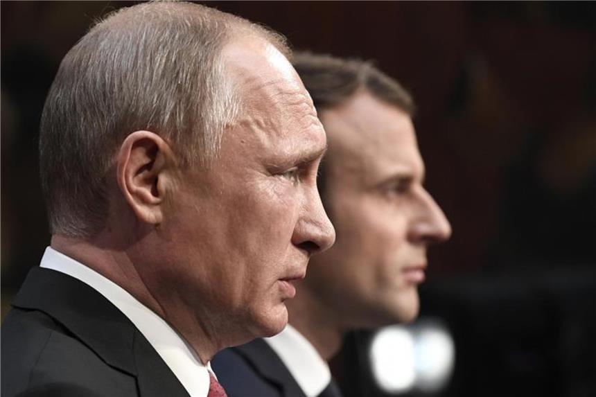 Putin zeigt Macron sein St. Petersburg Kommen in St. Petersburg zusammen: der französische Präsident Emmanuel Macron (r) und der Kremlchef Wladimir Putin. Foto: Stephane De Sakutin/AFP POOL/AP/Archiv