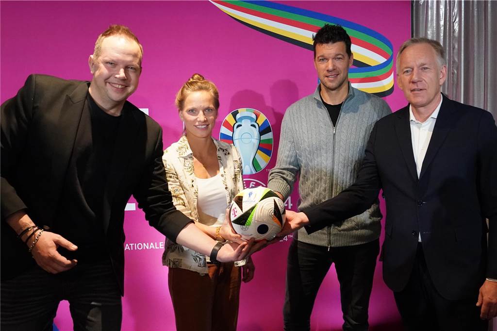 EM 2024 im TV und Stream: Welcher Sender überträgt wann? Wolff-Christoph Fuss, Tabea Kemme, Michael Ballack und Johannes B. Kerner aus dem Team von Magenta TV für die EM 2024 halten einen Spielball.