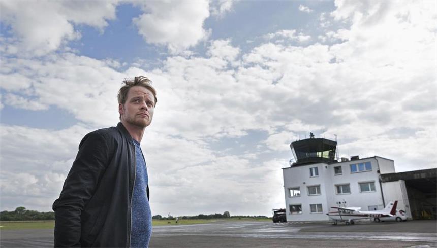 Dortmunder Tatort-Team verliert ersten Kommissar Kommissar Daniel Kossik (Stefan Konarske) auf dem Sportflughafen, wo die Fallschirmspringer-Clique ihre Basis hat.