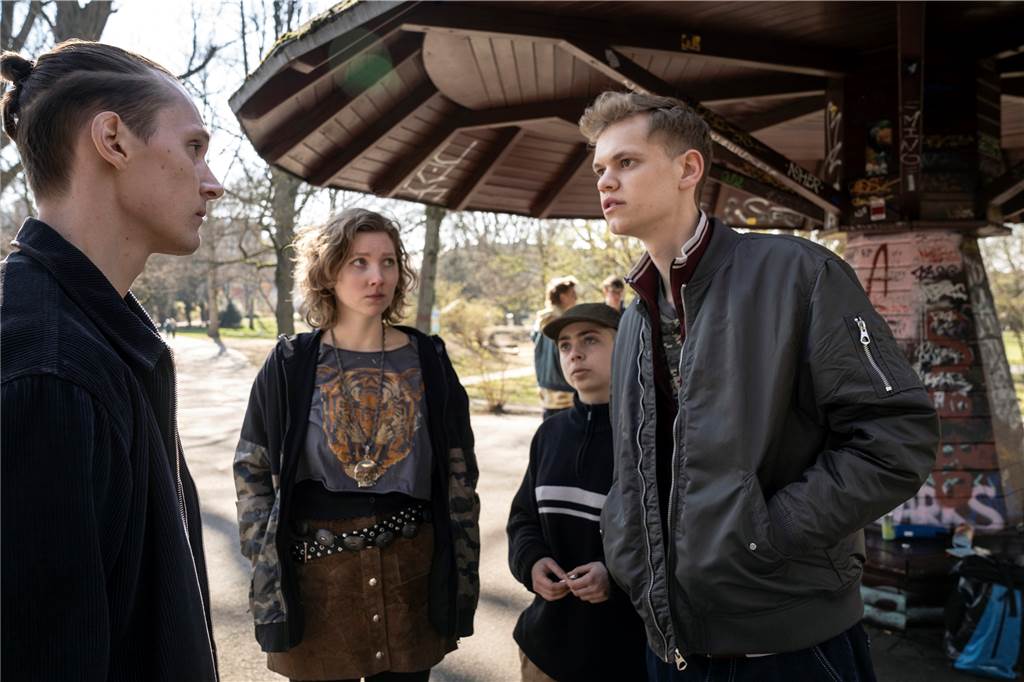 So viel Dortmund war noch nie im „Tatort“ – bis unter die Erde Kommissar Jan Pawlak (Rick Okon, l.) ermittelt im Westpark, wo eine große Blutlache gefunden wurde.