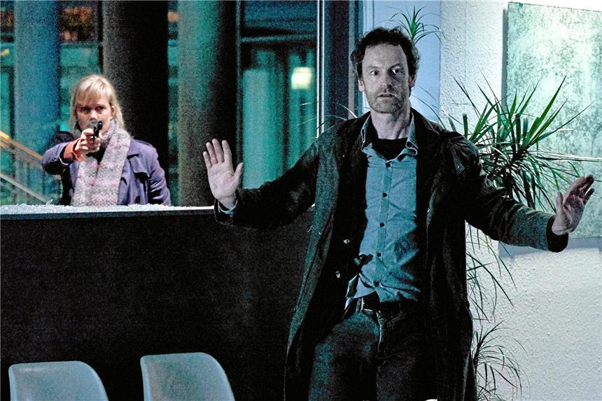 2017 war das Jahr der „Tatort“-Experimente Kommissar Peter Faber (Jörg Hartmann, r.) nähert sich dem Unbekannten, der sich in der Bank verschanzt hat, während seine Kollegin Martina Bönisch (Anna Schudt, l) dahinter die Lage sichert in einer Szene des „Tatort - Sturm“.