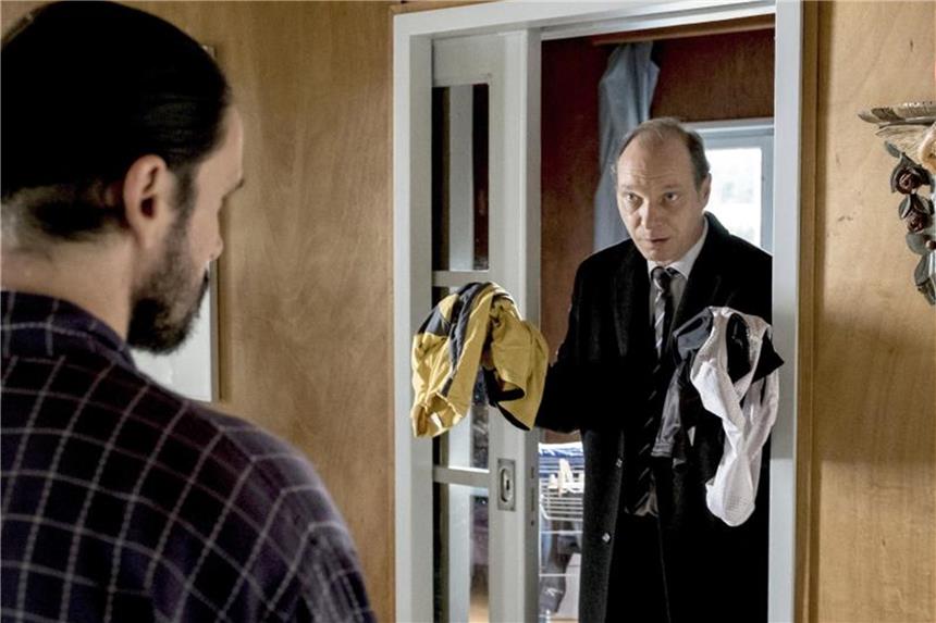 Tatort: Auge um Auge Kommissariatsleiter Schnabel (Martin Brambach, r) findet beim Verdächtigen Fabian Rossbach (Sascha Göpel) Hinweise auf Versicherungsbetrug. Foto: Gordon Muehle/Wiedemann & Berg/MDR