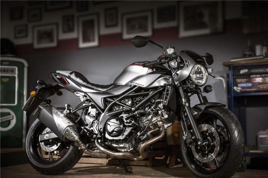 Suzuki zeigt mit der SV650X ein Motorrad im Retro-Look Kommt Anfang 2018 auf den Markt: Die Suzuki SV650X nimmt Anleihen bei klassischen Café Racern. Foto: Suzuki/dpa-tmn