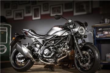 Kommt Anfang 2018 auf den Markt: Die Suzuki SV650X nimmt Anleihen bei klassischen Café Racern. Foto: Suzuki/dpa-tmn