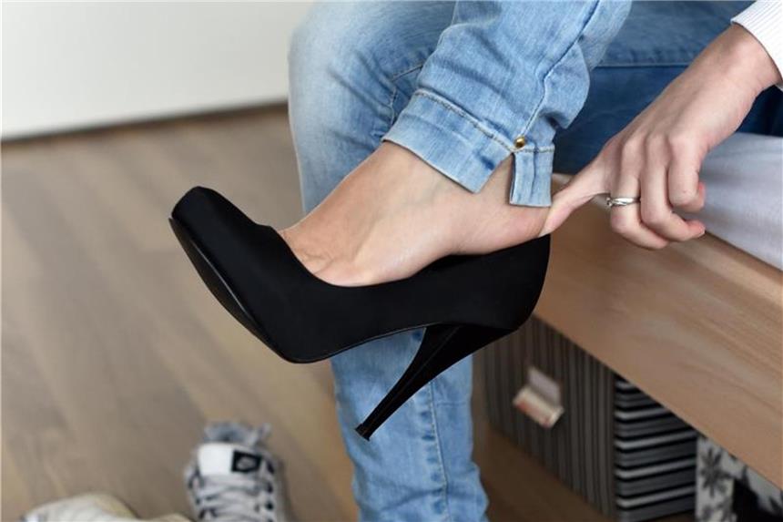 Wie man einen Schuhabsatz aus Leder repariert Kommt ein Kratzer auf den Schuhabsatz, lässt sich dieser oft schon mit farbiger Schuhcreme oder einem Filzstift kaschieren. Foto: Jens Kalaene