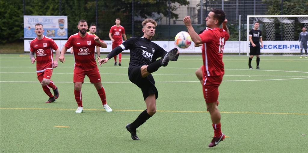 Eklat in Meckinghoven: Ein Trainer rastet völlig aus und geht auf den „Schiri“ los Kommt hier gegen Meckinghovens Maurizio Contino (r.) einen Tick schneller an den Ball: Waltrops Sven Beckmann.