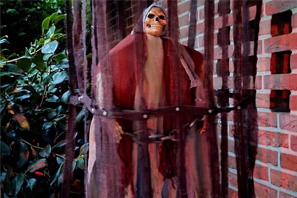 Grausiger Grusel: Familie Paß dekoriert ihr Haus für Halloween Kommt man manchen gruseligen Figuren zu nah, bewegen sie sich und geben schaurige Geräusche von sich.