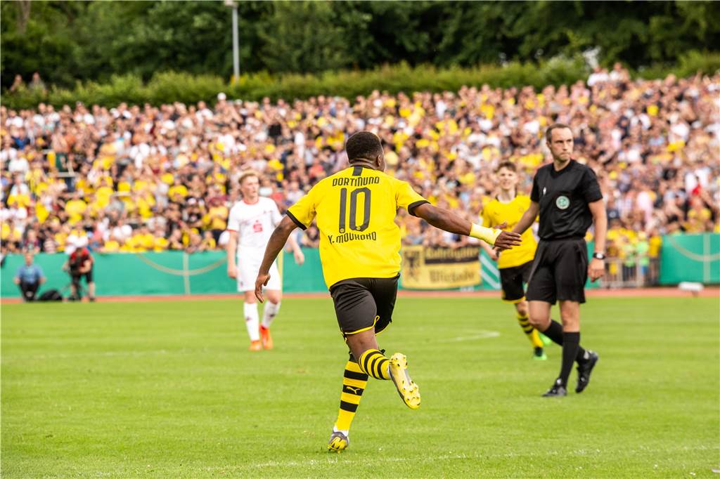 80 Minuten mit Youssoufa Moukoko: Wie der 50-Tore-Angreifer das Endspiel gegen Köln erlebte Kommt schon Jungs! Moukoko nach dem 1:2-Anschlusstreffer.