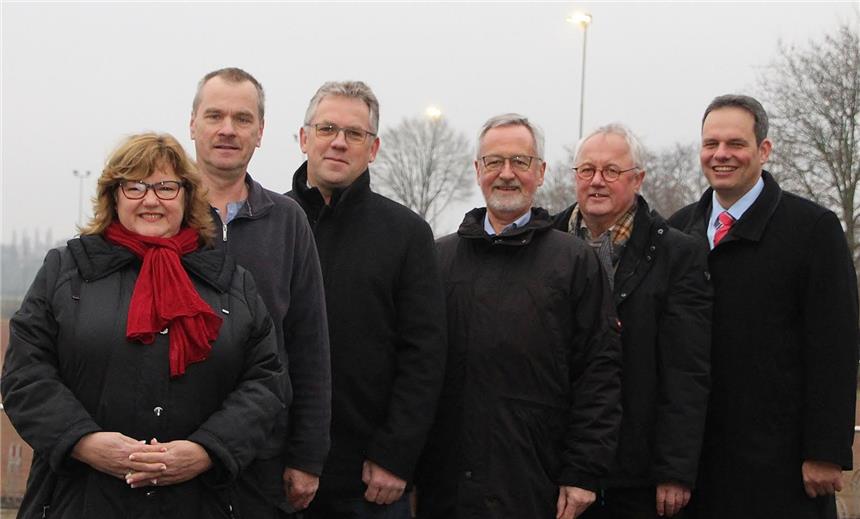 Neues Flutlicht lässt keine schwarzen Flecken übrig Kommunalbetreuer der Innogy SE Michael Schmid t(4. v. l.) machte sich für eine neue Flutlichtanlage in Erle stark. Sehr zur Freude von Monika Schollmeyer, Vorsitzende Eintracht Erle, Uli Junker, Gemeinde, Bernd Kösters, Baumamt, Jochen Welsing, Elektromeister und Bürgermeister Andreas Grotendorst (v. l.).