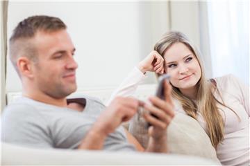 Kommunikation ist alles: Wenn einen Partner bestimmte Verhaltensweisen des anderen stören, sollte er dies in einem ruhigen Moment ansprechen. Foto: Christin Klose