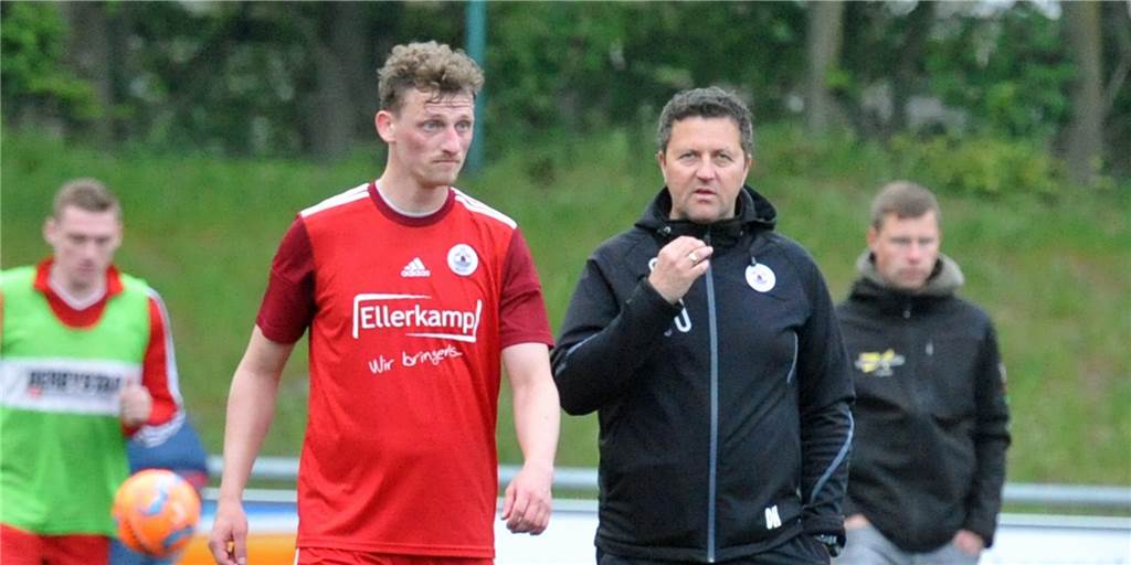„Auch in der Höhe verdient“: VfB Alstätte verliert in Reken zweistellig Komplett bedient waren die Alstätter um ihre Trainer Niklas Hilgemann (l.) und Dirk Haveloh.