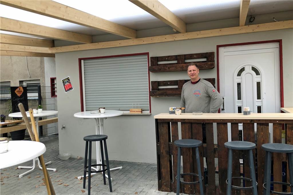 Komplett erneuert wurde die Biergarten. Überdacht, mit Grill und Außentheke sollen sich Gäste auch hier aufhalten können.