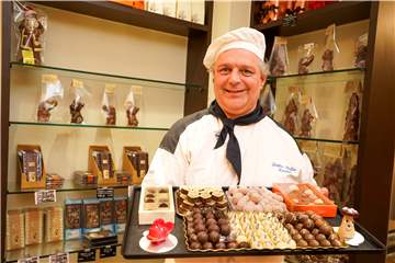 Konditormeister Günther Pfeffer präsentiert seine Pralinen-Spezialitäten.