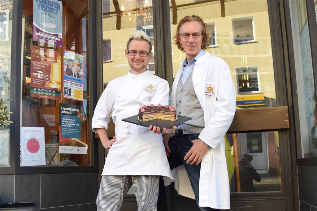 Café Residenz: Hier speisten Lothar Matthäus und ein Prinz von Preußen Konditormeister Nils Opsölder (l.) und Café-Inhaber Hans-Joachim Schmale-Baars mit der Castroper Weihnachtspunschtorte. Damit beteiligte sich Opsölder vor fünf Jahren an der Fernsehsendung „Deutschlands bester Weihnachtsbäcker“ mit Juror Johann Lafer.
