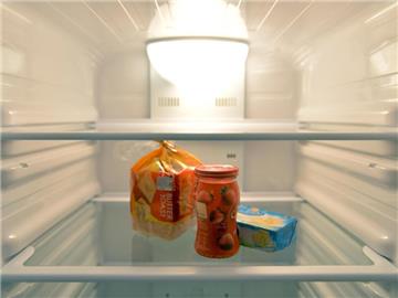 Konfitüre, Toastbrot und Butter in einem Kühlschrank. Alleine zu leben ist in Nordeuropa am stärksten verbreitet. Foto: Marc Tirl/Symbol