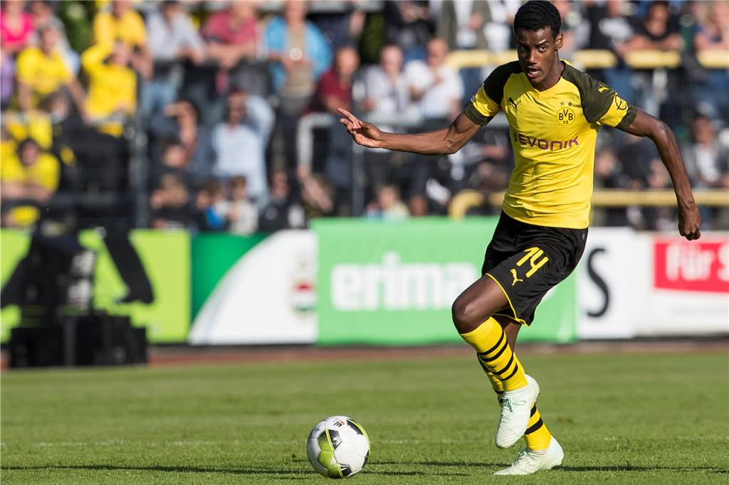 Burnic, Larsen und Isak kämpfen um die Perspektive Konnte die Erwartungen beim BVB bislang nicht erfüllen: Alexander Isak.