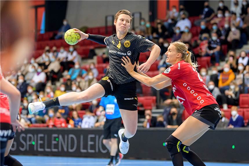 BVB: Handballerinnen verlieren das Spitzenspiel deutlich, eine Spielerin fehlt wegen Corona Konnte die Niederlage gegen die SG BBM Bietigheim trotz ihrer sechs Tore nicht verhindern: BVB-Kapitänin Alina Grijseels (l.), hier im Duell mit der ehemaligen Dortmunderin Kelly Dulfer.