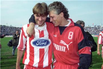 Konnte im Jahr 1996 einen Kölner Abstieg noch abwenden: Ex-Torjäger Toni Polster (r). Foto: Bernd Wüstneck