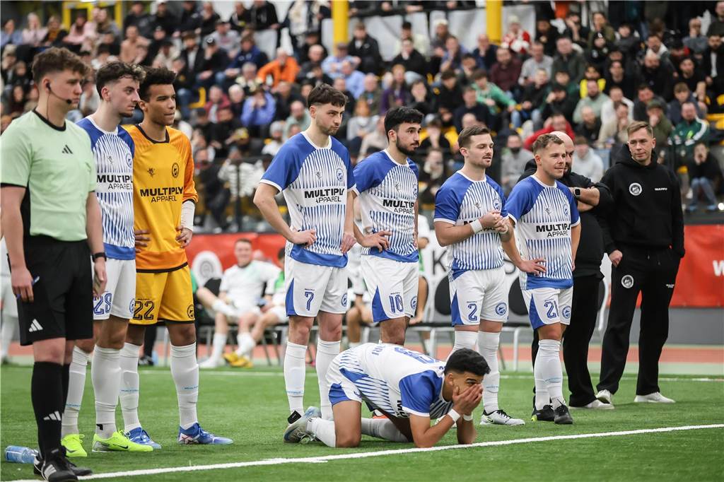 Khattari hätte lieber das Finale genommen: Bester Torjäger widmet seine Trophäe dem Team Konnte kaum hinsehen: Ilyas Khattari (u.) im Achtmeter-Schießen des FC Brünninghausen gegen Huckarde.
