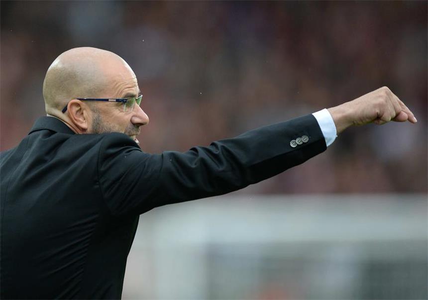 Peter Bosz enttäuscht: "Das war zu wenig heute" Konnte mit der Leistung seiner Mannschaft nicht zufrieden sein: BVB-Trainer Peter Bosz.
