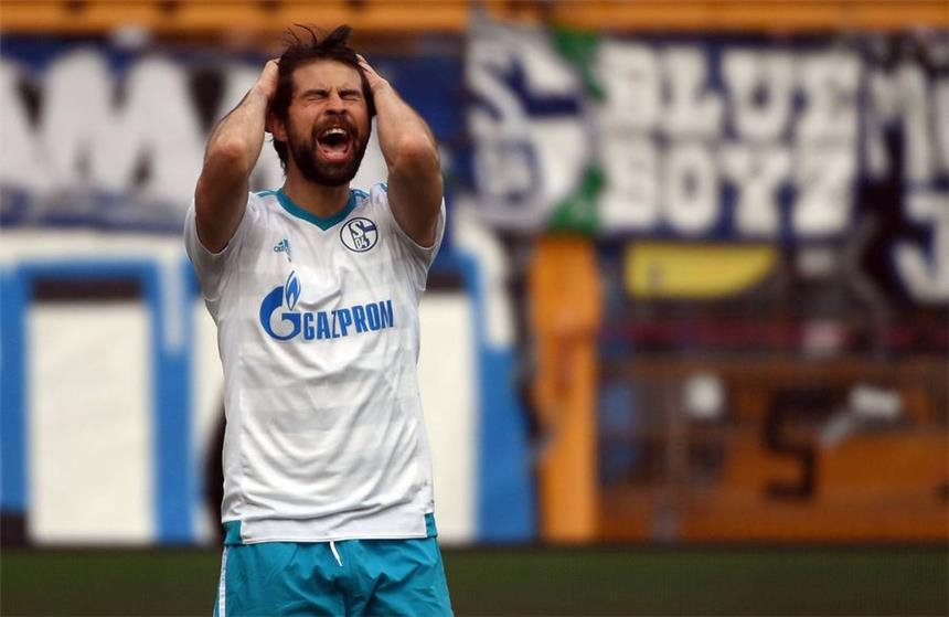 Blamage für Schalke: "Lilien" verschieben Abstieg Konnte mit seinem Tor die Blamage beim Tabellenletzten aus Darmstadt nicht verhindern: Schalkes Verteidiger Coke.