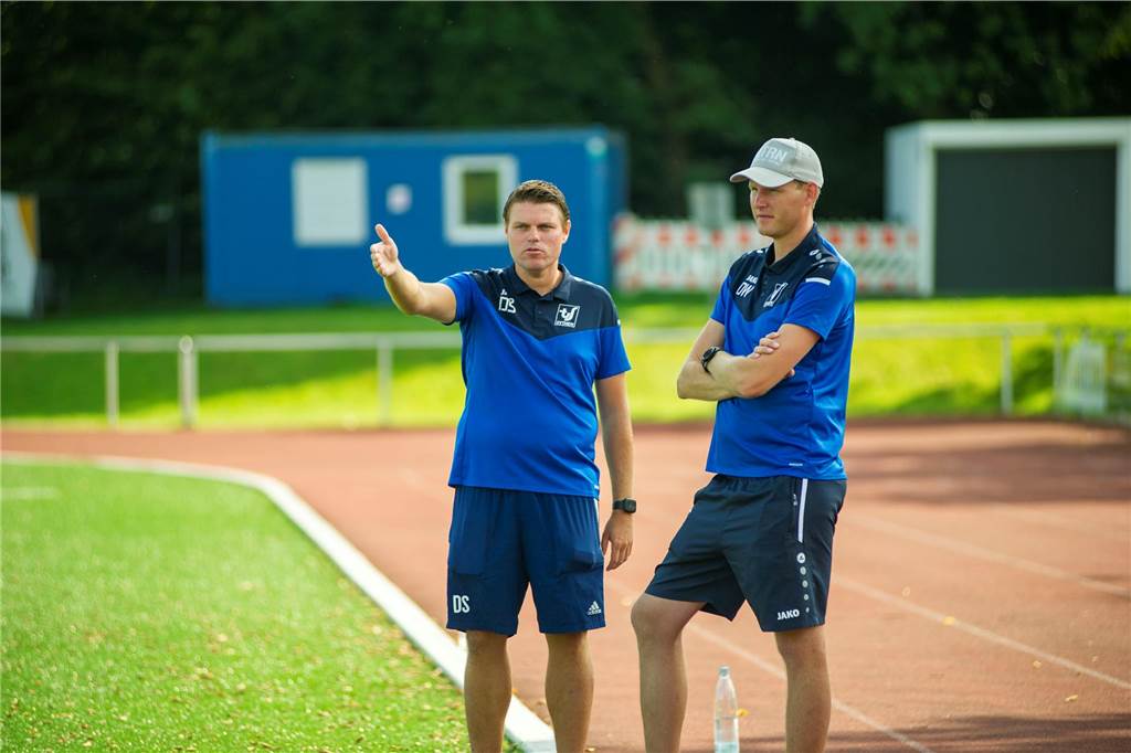 Sythen holt ersten Liga-Derbysieg: TuS Haltern II mit einer „ganz schwachen Leistung“ Konnte nur die Chancenverwertung seines Teams bemängeln: TuS Sythens Trainer Dennis Schulz (l.).