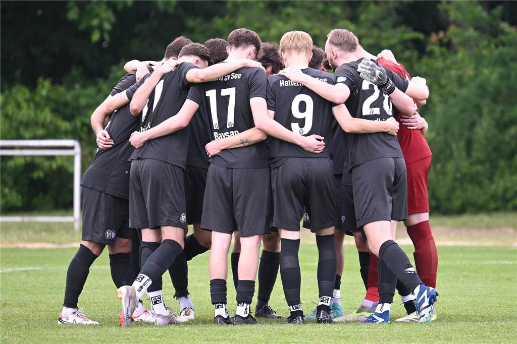„Der TuS ist mein Verein“: Großer Frust nach dem Abstieg, aber auch ein bisschen Optimismus Konnten den Abstieg trotz zwei Siegen an den letzten drei Spieltagen nicht mehr verhindern: die Spieler des TuS Haltern.