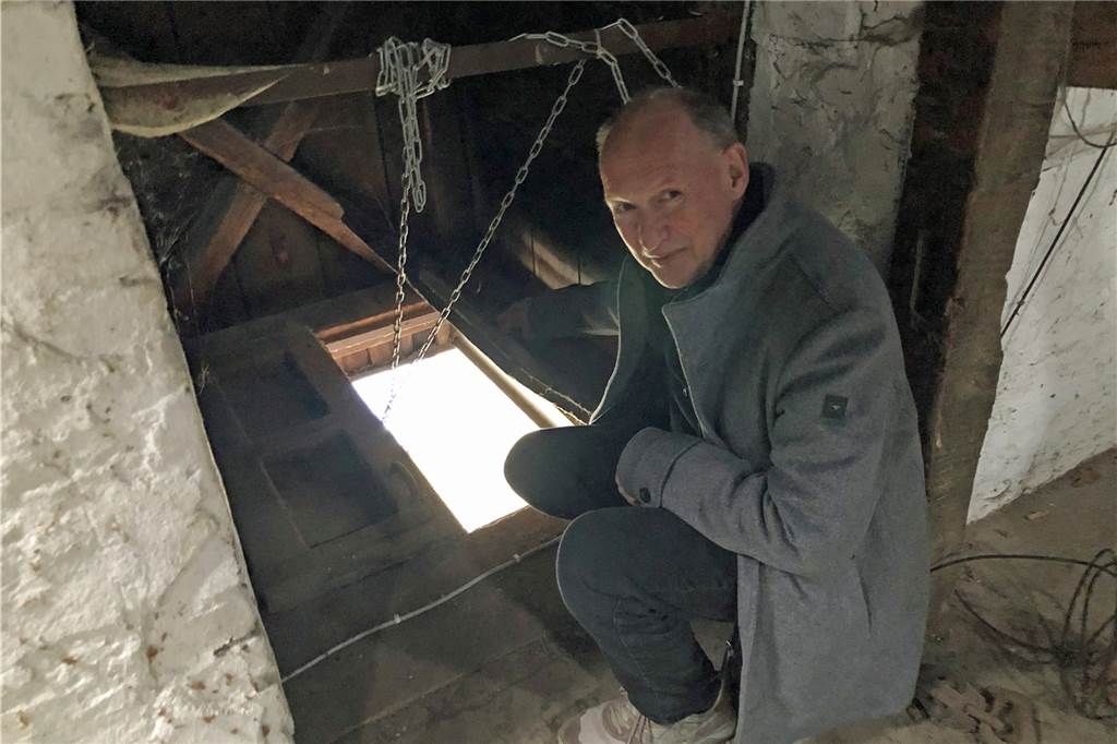 Der Schnaps für unter Tage: Im Speicher der Kornbrennerei Schulte-Rauxel Konrad Hirschmann zeigt, wo früher die Säcke auf den Speicher gezogen wurden.