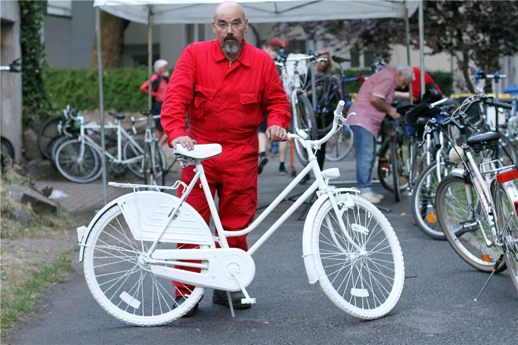Radweg auf der Schützenstraße erfüllt seit Jahren Sicherheits-Kriterien nicht Konrad Tischler von der VeloKitchen in der Dortmunder Nordstadt zeigt ein bereitstehendes Ghost-Bike, das am Unfallort an den getöteten Radfahrer erinnern soll. Geister-Fahrräder hat VeloKitchen immer im Vorrat.