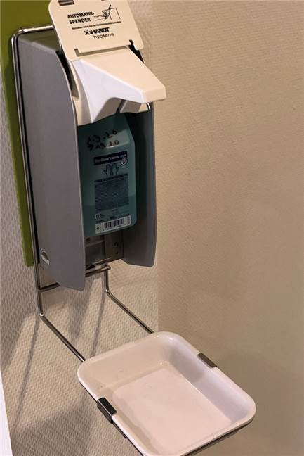 Kontaktlose automatisierte Desinfektionsmittel-Spender wie dieser im Bonifatius Altenheim in Unna gehören zur Standardausrüstung der meisten Alten- und Pflegeheime im Kreis Unna.