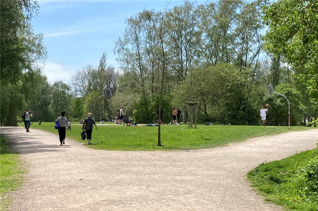 Masken sind in Dortmunds Parks bei schönem Wetter eine Seltenheit Kontaktsport ist in Dortmund wegen der Inzidenz über 100 aktuell nicht erlaubt. Der Basketball-Platz im Tremoniapark wurde dennoch genutzt.