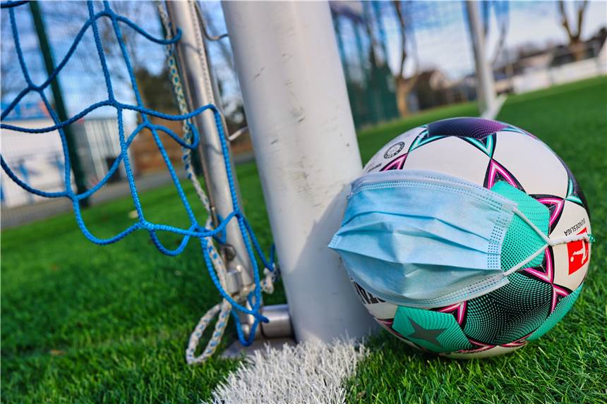 Kontaktsport ist nur noch mit bis zu 100 Personen ohne Test erlaubt. Auch bei der Zulassung von Zuschauern gibt es Einschränkungen.