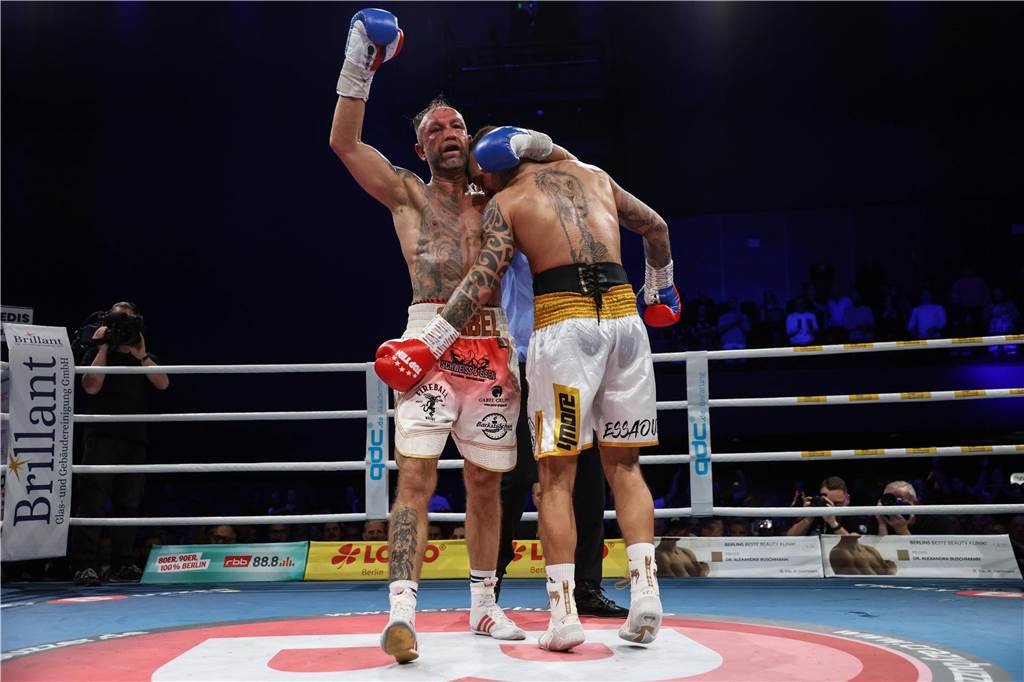 Dorstener Ilias Essaoudi ist WBO-Europa-Champion: Denkwürdiger Fight gegen Ronny Gabel Ronny Gabel und Ilias Essaoudi beenden ihren Kampf Arm in Arm