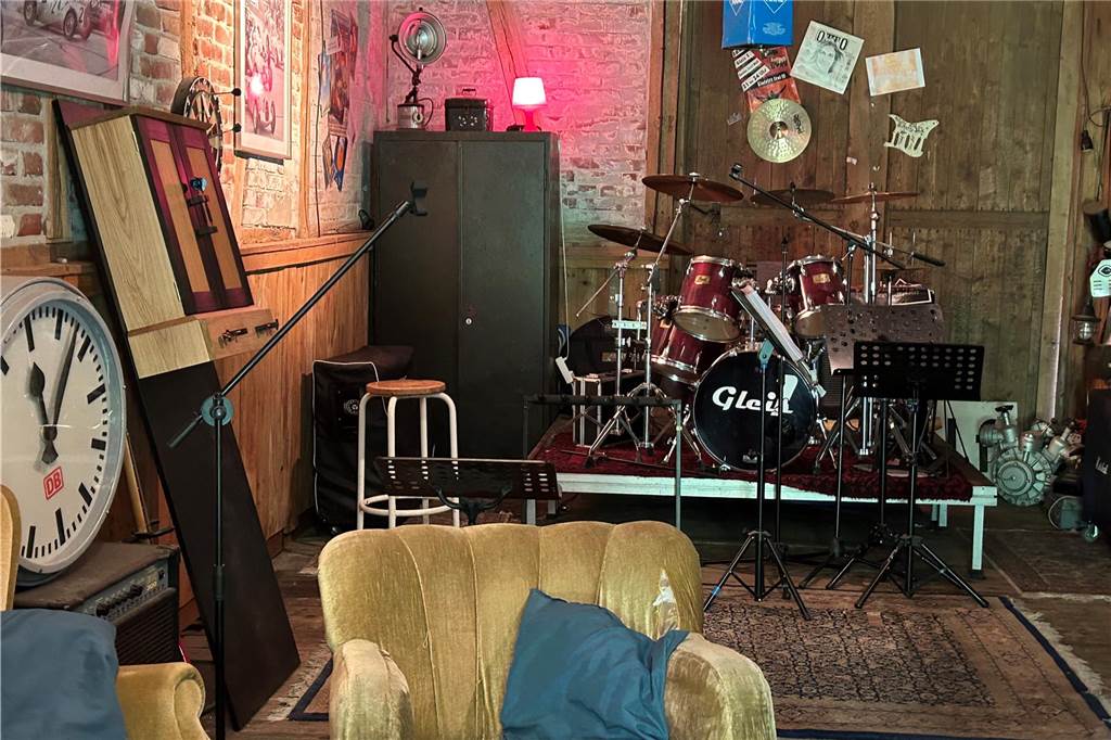 Leben im Bahnhof: Dirk Raeckers und seine bunte Wohngemeinschaft Kontraste: Aufenthaltsraum und gleichzeitig Probenraum der Band "Gleis 1", bei der Dirk Räckers als Bassist mitwirkt.