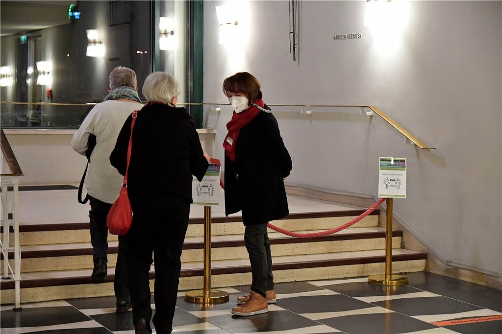 Kontrolle an der Treppe ins obere Foyer am 1.12. im Heinz-Hilpert-Theater.