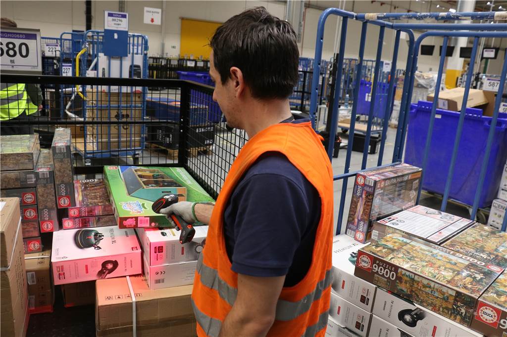 Von der Bestellung bis zur Auslieferung - So ist der Weg des Pakets bei Amazon Kontrollieren und Scannen: Das sind die Aufgaben im Packbereich.