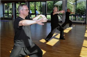 Konzentration, Meditation, Entspannung, das scheint Tai Chi auf den ersten Blick zu sein. Doch auch wenn die Bewegungen im Schneckentempo ablaufen, der Schweiß kommt trotzdem schneller als man denkt.