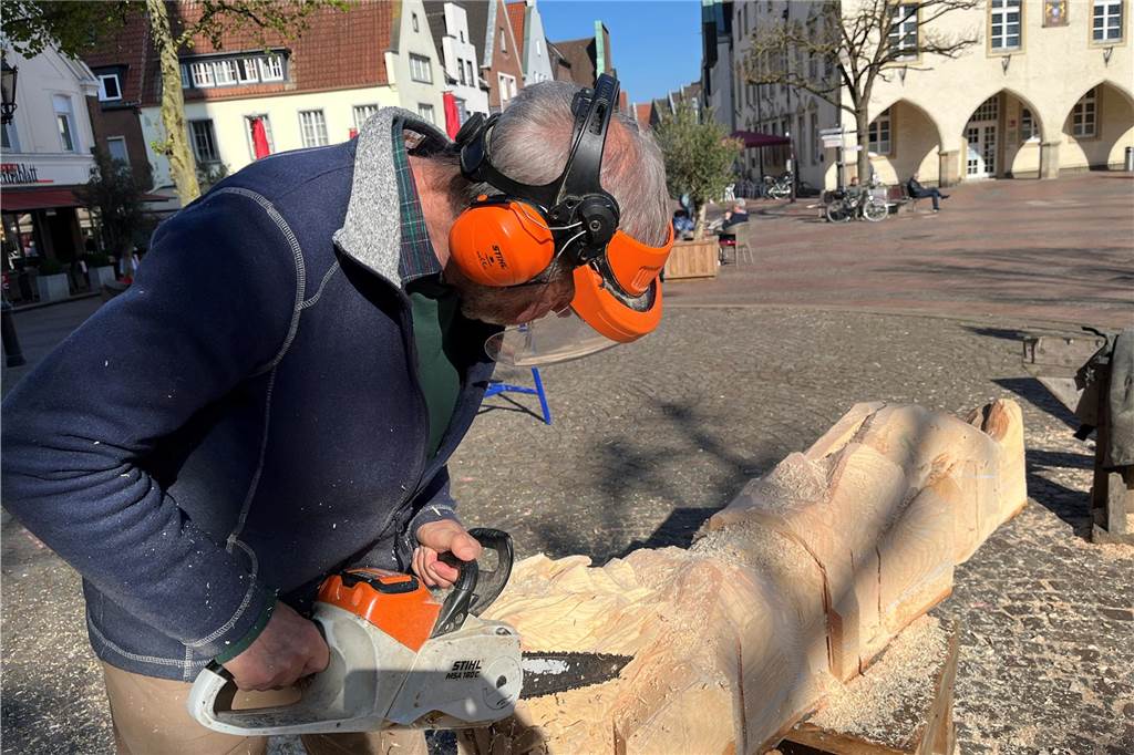 Späne flogen auf dem Markt: Komplimente für bayerischen Holzbildhauer Holzbildhauer arbeitet an seinem Werk.