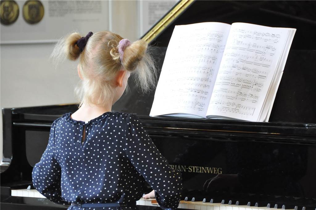 So geht die Musikschule Selm die Zukunft an Konzentriert und mit viel Gefühl: Das ist das Geheimnis guten Klavierspiels. Die jungen Musikschüler zeigen das einmal im Jahr beim Klaviertag.