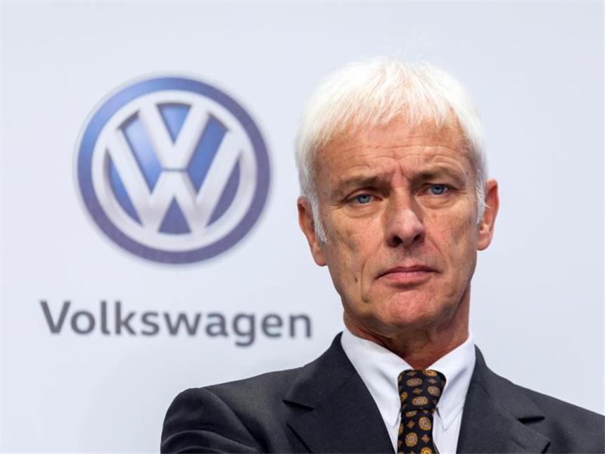 VW-Chef treibt Konzernumbau weiter voran Konzernchef Matthias Müller in Wolfsburg vor einer Wand mit dem VW-Logo. Foto: Philipp von Ditfurth