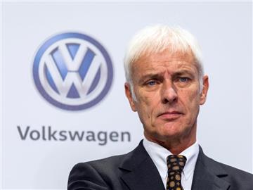 Konzernchef Matthias Müller in Wolfsburg vor einer Wand mit dem VW-Logo. Foto: Philipp von Ditfurth