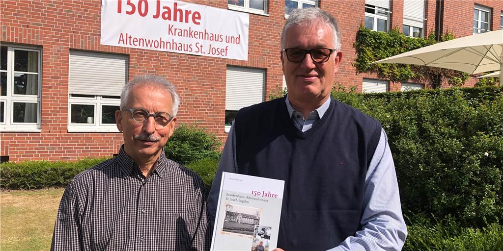 Vom Krankenhaus zum Altenwohnhaus: 150 Jahre Geschichte und Geschichten Konzertierte Aktion: Autor Michel Hülskemper (l.) und Hausleiter Wilhelm Winter stellen das Jubiläumsbuch vor, das beim Fest am 22. Mai zum Preis von 15 Euro zu bekommen ist.