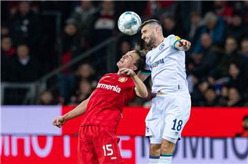 Kopf an Kopf: Daniel Caligiuri gewinnt dieses Duell gegen Julian Baumgartlinger - am Ende setzte sich Bayer Leverkusen im Hinspiel gegen Schalke aber mit 2:1 durch.