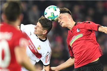 Kopf an Kopf: VfB-Torschütze Mario Gomez (l) beim Luftduell mit dem Freiburger Robin Koch. Foto: Patrick Seeger