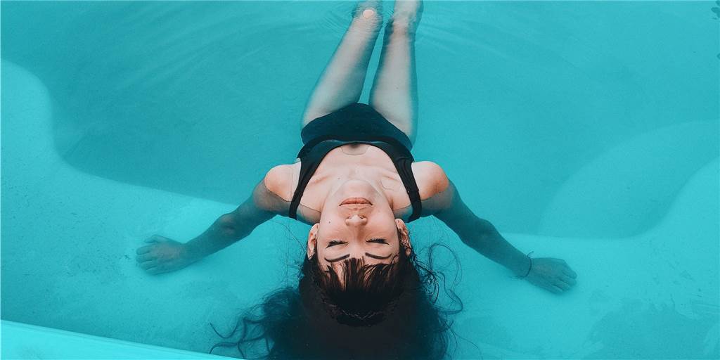 Schwerelos im Solebad relaxen: 7 Floating-Angebote in NRW Kopf aus und die Erholung genießen: Im Floating-Becken entspannen sich sämtliche Muskeln.