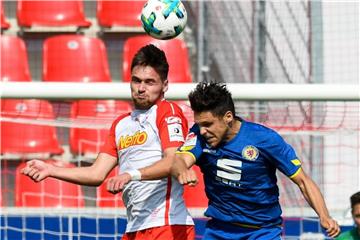 Kopfball-Duell zwischen dem Regensburger Jonas Nietfeld (l) und Braunschweigs Mirko Boland. Foto: Armin Weigel