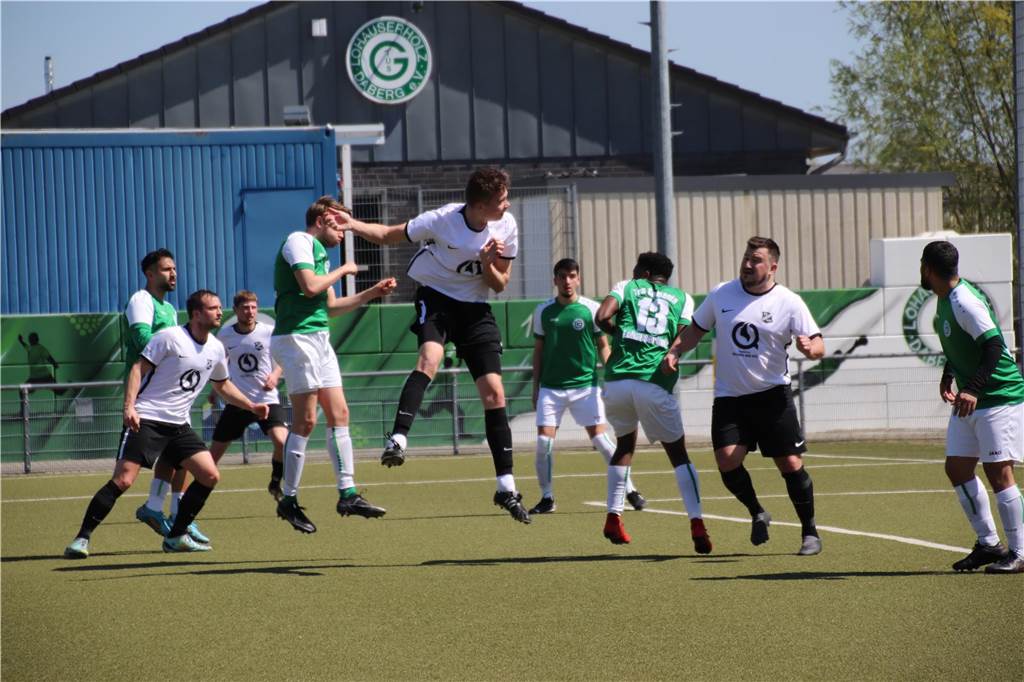 Kantersieg gegen das Ligaschlusslicht: SV Frömern fertigt TuS Lohauserholz II mit 9:0 ab Kopfball von Jan Westphal.