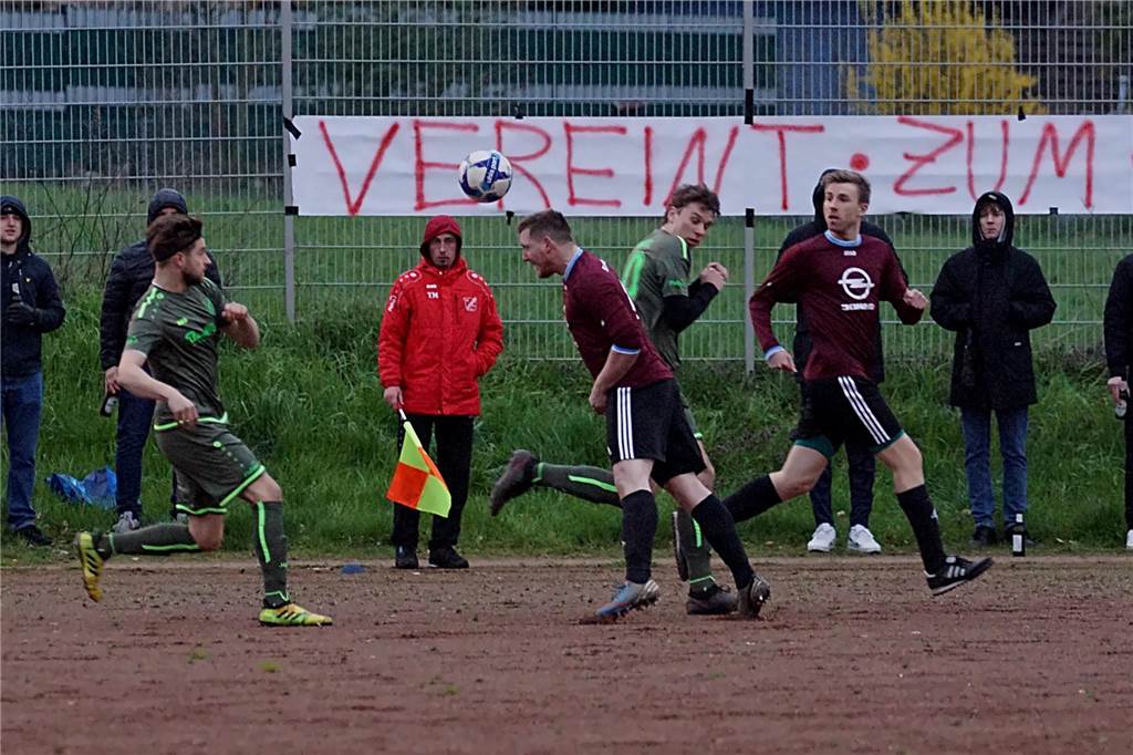 Kopfball von Markus Löcken (SVB in Rot) gegen die Laufrichtung des heranlaufenden Sven Steffen (FCO li.)