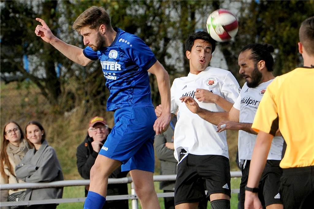 Kopfballduell zwischen dem VfB Westhofen (blaues Trikot) und dem TuS eichlinghofen.